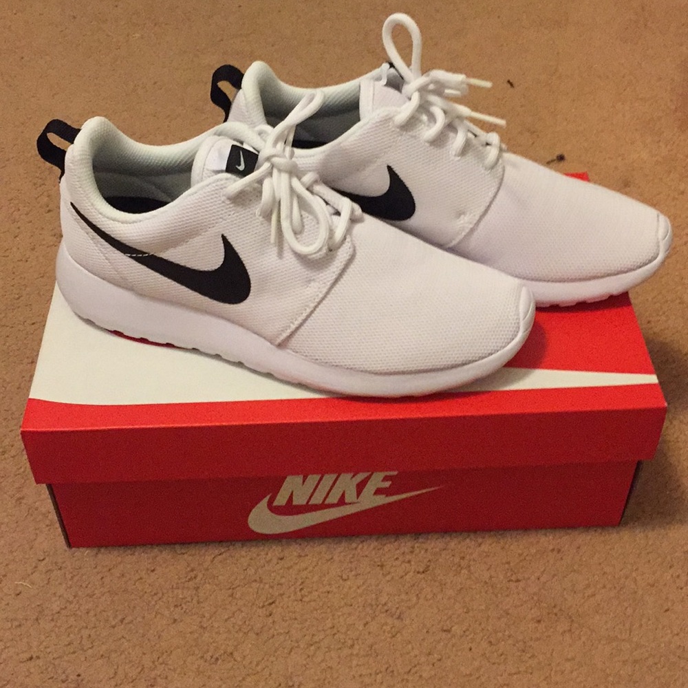 White Nike Roshe One